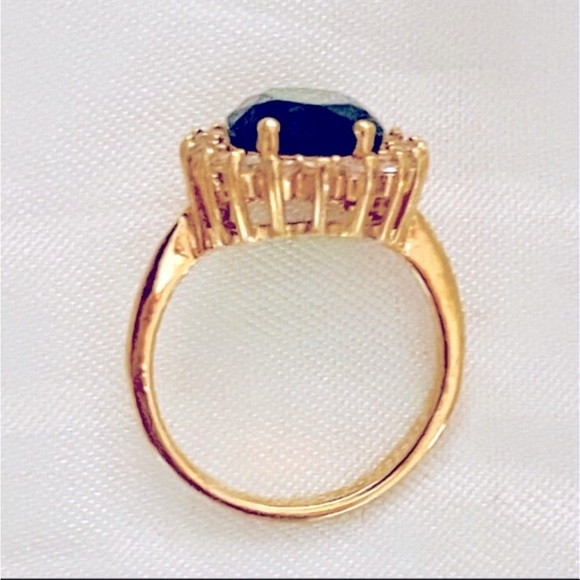 Vintage Faux Emerald Gold Necklace Earrings Ring Set with Clear Rhinestone Halo - Picture 4 of 7